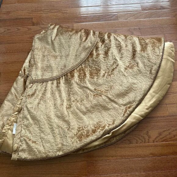 Christmas Tree Skirt 48 Inch Gold velvet fabric lined button closure - Picture 2 of 7